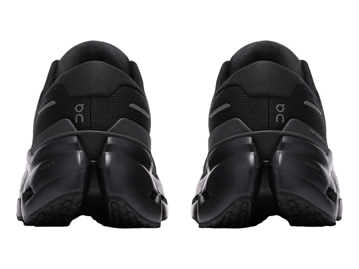 Tenis deportivos On Cloud Cloudrunner 3 en color negro para mujer, vista lateral.