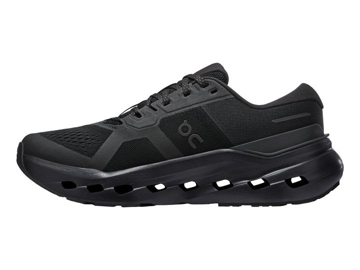 Tenis deportivos On Cloud Cloudrunner 3 en color negro para mujer, vista lateral.
