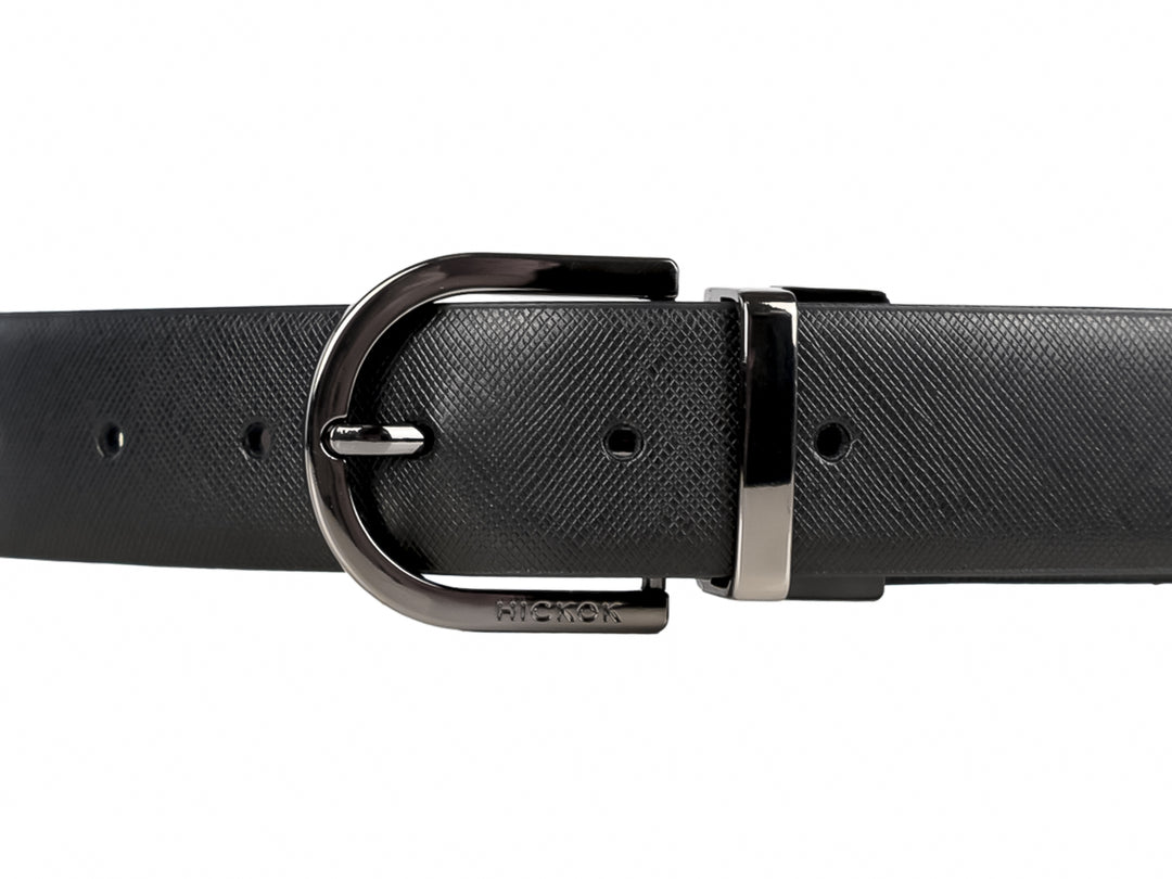 Cinto de cuero negro con hebilla metálica oscura de la marca Hickok.