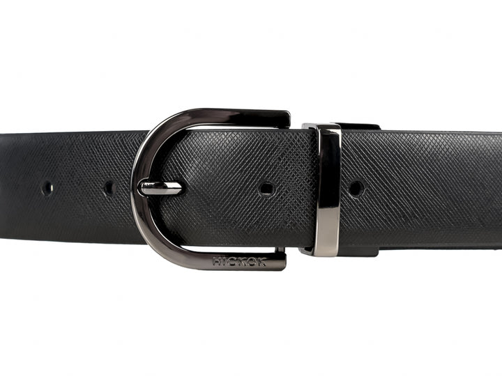 Cinto de cuero negro con hebilla metálica oscura de la marca Hickok.
