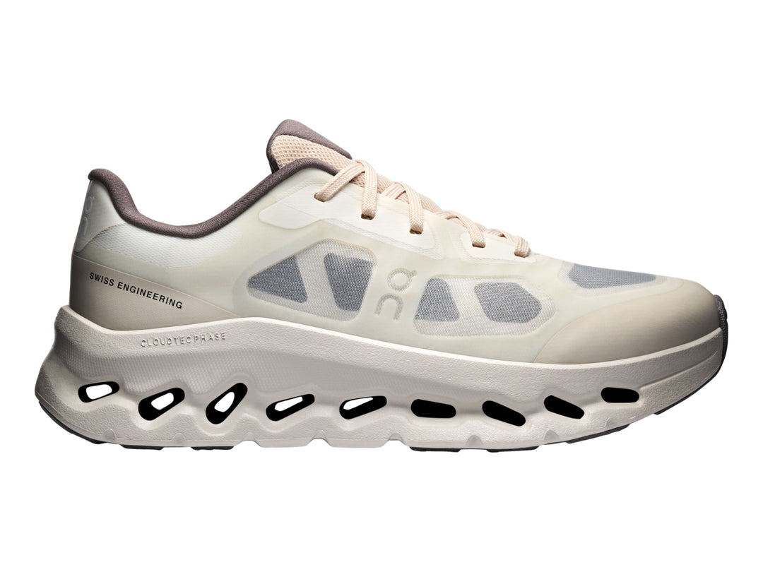 Tenis On Cloud Cloudtilt Remix para mujer en colores plata y marfil con suela deportiva perforada.