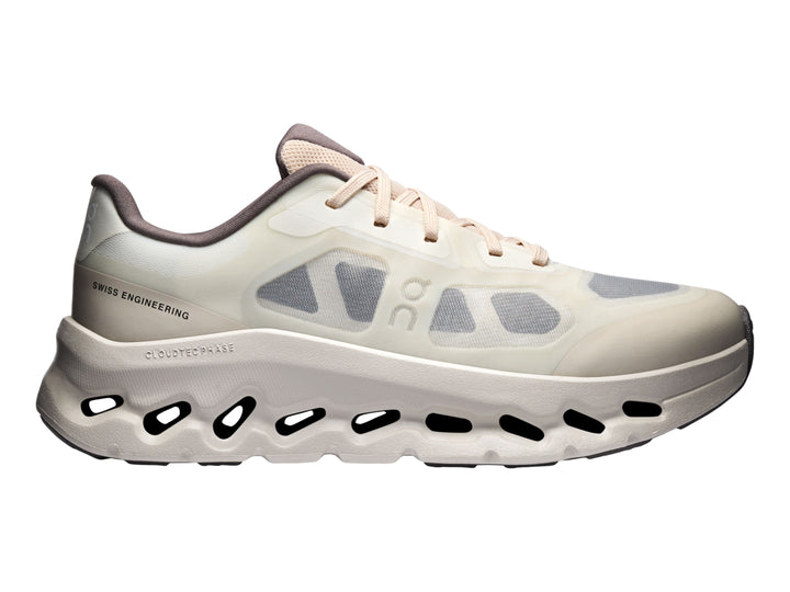 Tenis On Cloud Cloudtilt Remix para mujer en colores plata y marfil con suela deportiva perforada.