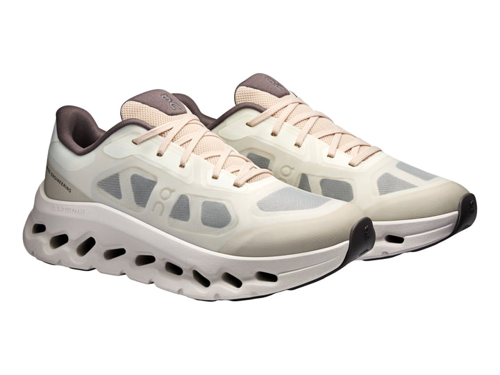 Tenis On Cloud Cloudtilt Remix para mujer en colores plata y marfil con suela deportiva perforada.