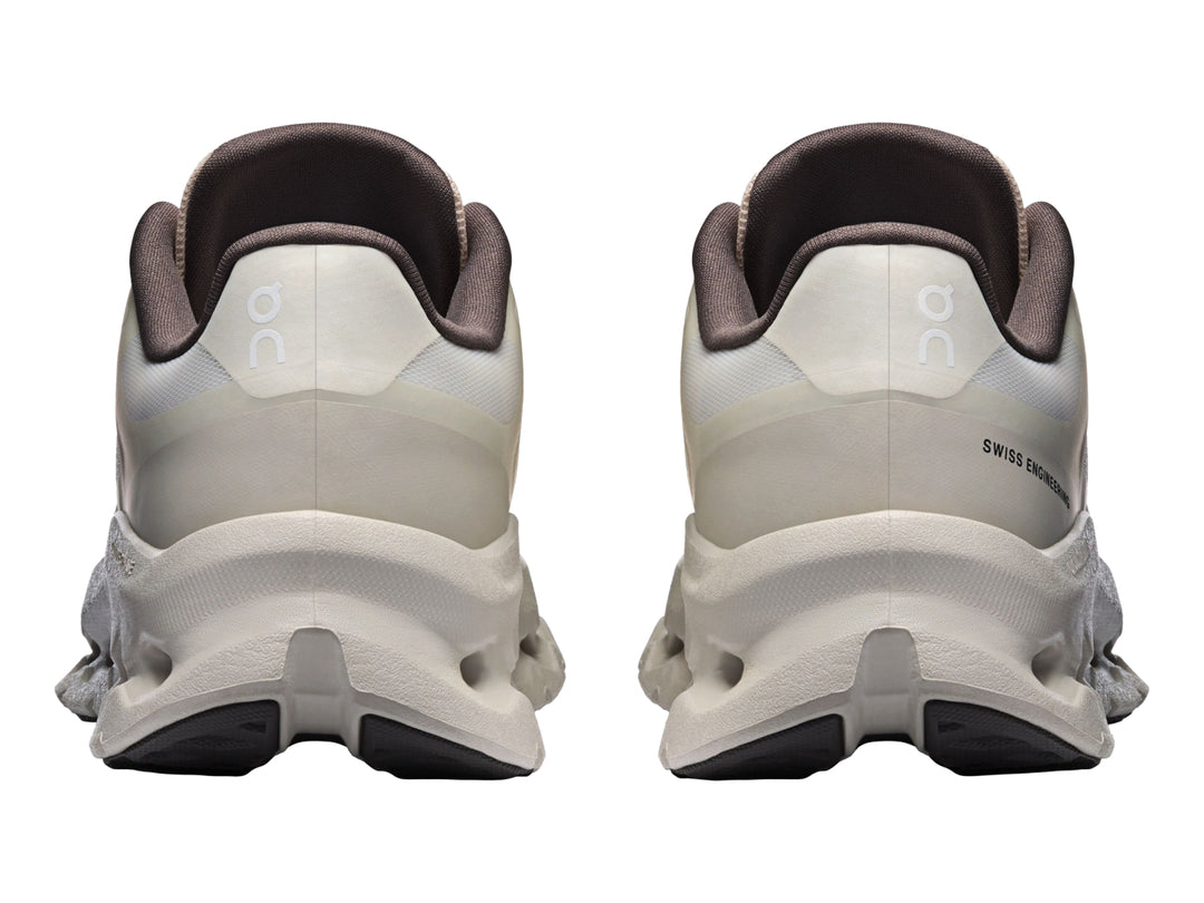 Tenis On Cloud Cloudtilt Remix para mujer en colores plata y marfil con suela deportiva perforada.