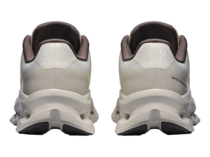 Tenis On Cloud Cloudtilt Remix para mujer en colores plata y marfil con suela deportiva perforada.