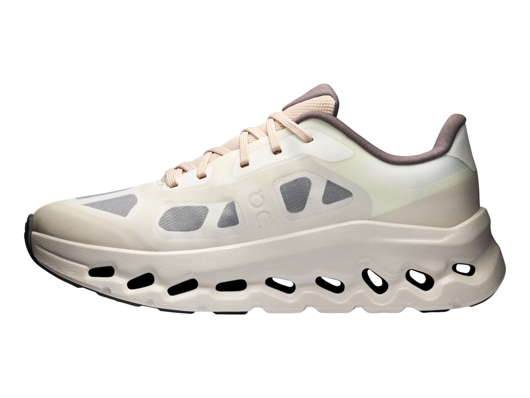 Tenis On Cloud Cloudtilt Remix para mujer en colores plata y marfil con suela deportiva perforada.