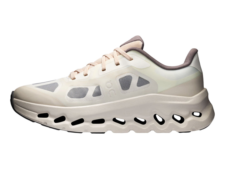Tenis On Cloud Cloudtilt Remix para mujer en colores plata y marfil con suela deportiva perforada.