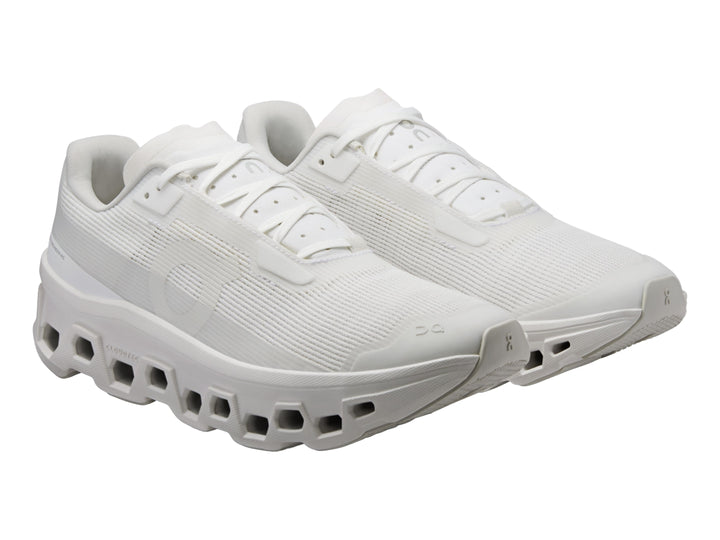 Tenis deportivos On Cloud Cloudmonster Void en color blanco para mujer.
