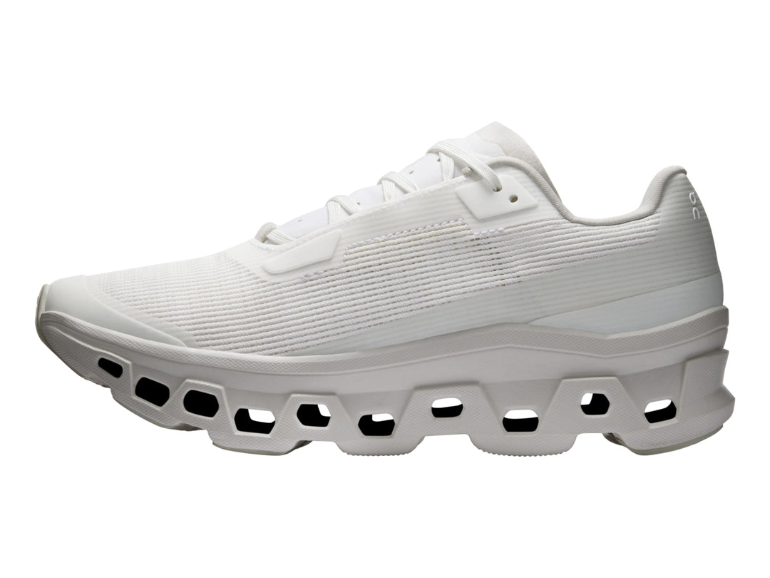 Tenis deportivos On Cloud Cloudmonster Void en color blanco para mujer.