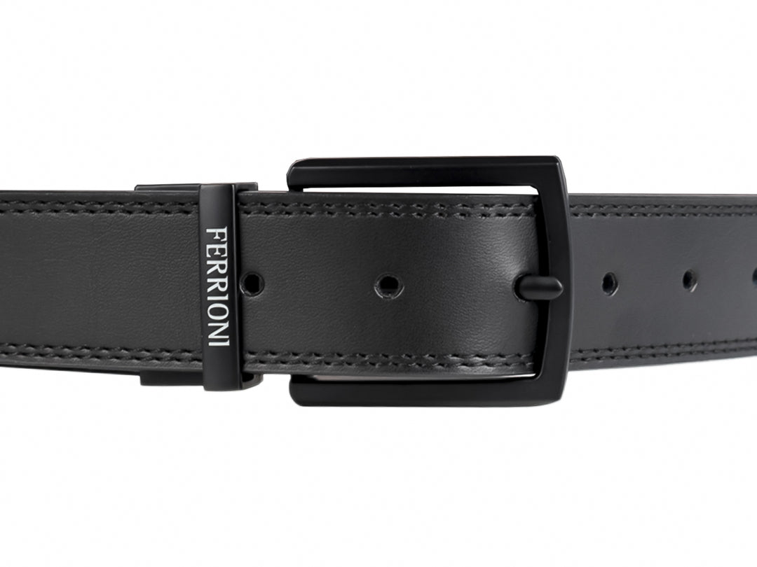 Cinto negro de cuero con hebilla rectangular negra y marca Ferrioni grabada.