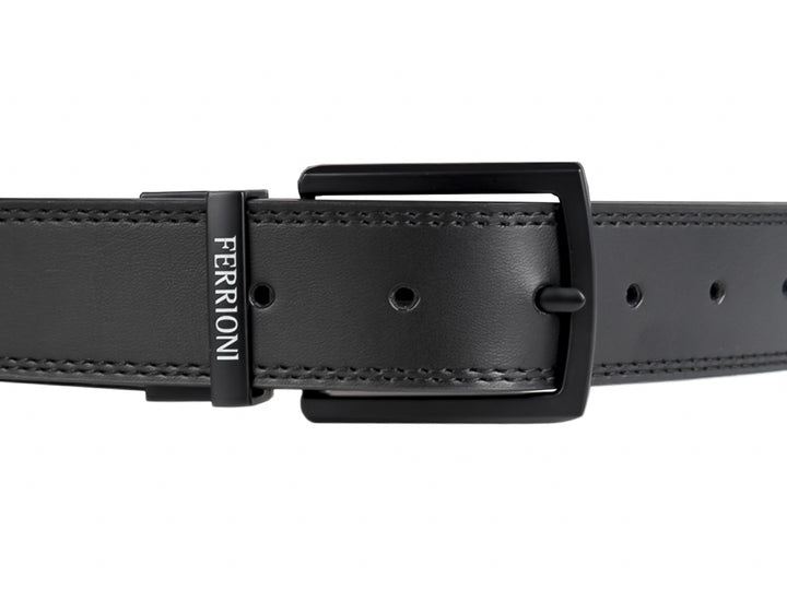Cinto negro de cuero con hebilla rectangular negra y marca Ferrioni grabada.