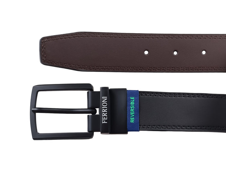 Cinto negro de cuero con hebilla rectangular negra y marca Ferrioni grabada.