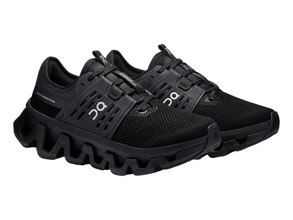 Tenis deportivos On Cloud Cloudswift Amp color negro para mujer con suela amortiguada.
