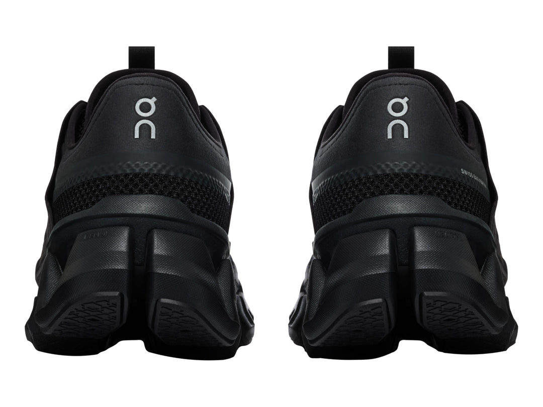 Tenis deportivos On Cloud Cloudswift Amp color negro para mujer con suela amortiguada.
