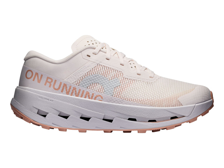 Tenis deportivos On Cloud Cloudultra 3 color crema y rosa pálido para mujer.