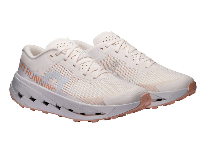Tenis deportivos On Cloud Cloudultra 3 color crema y rosa pálido para mujer.