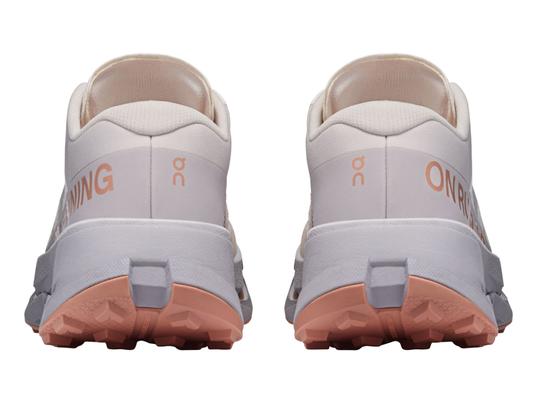Tenis deportivos On Cloud Cloudultra 3 color crema y rosa pálido para mujer.