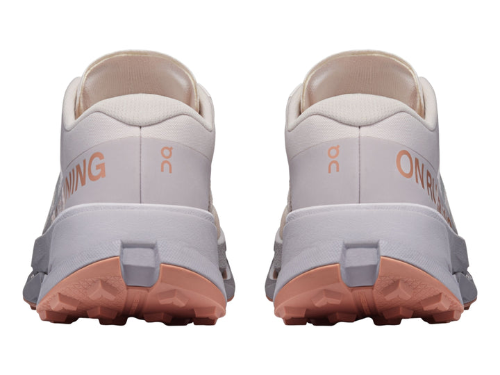 Tenis deportivos On Cloud Cloudultra 3 color crema y rosa pálido para mujer.