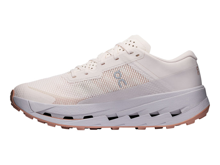 Tenis deportivos On Cloud Cloudultra 3 color crema y rosa pálido para mujer.