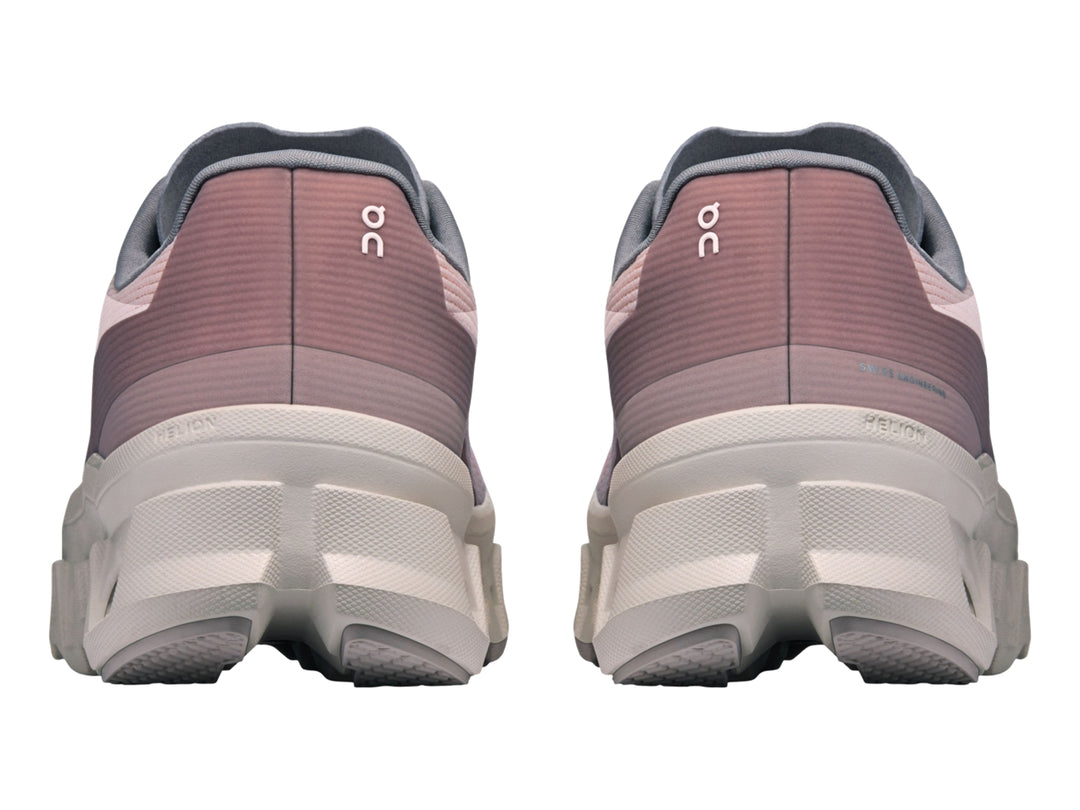Tenis deportivos On Cloud Cloudmonster Void para mujer en color rosa pálido y blanco hueso.