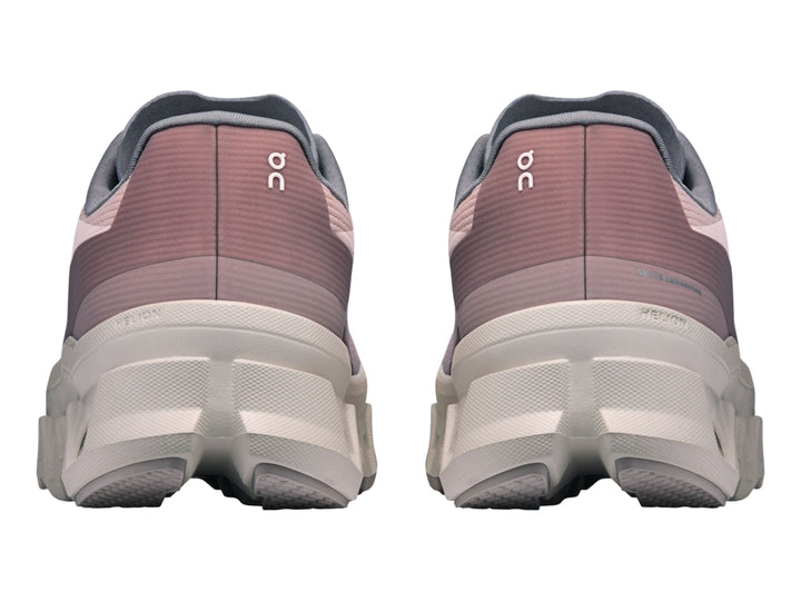 Tenis deportivos On Cloud Cloudmonster Void para mujer en color rosa pálido y blanco hueso.