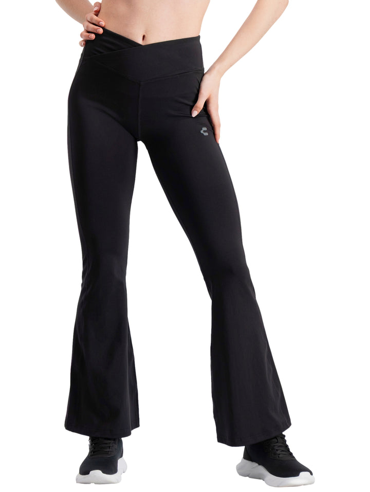 Mujer vistiendo leggings deportivos negros acampanados de la marca Charly.