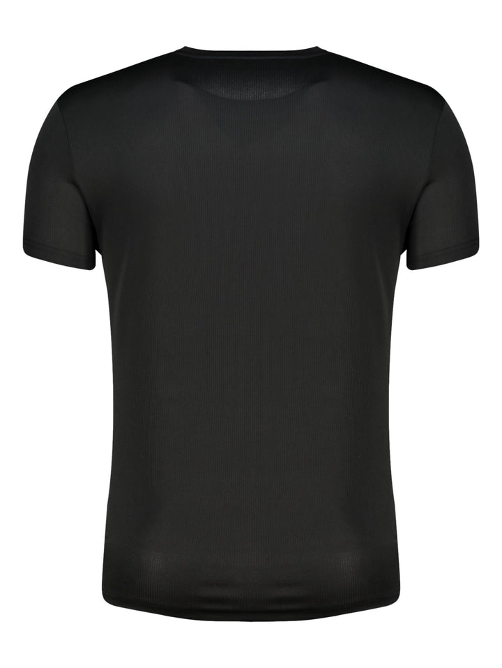 Playera deportiva Charly de color negro con cuello redondo y mangas cortas.