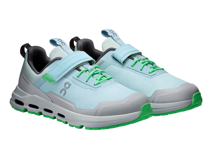 Tenis deportivos On Cloud Cloudhero para niño en color azul glaciario y gris con detalles en verde neón.