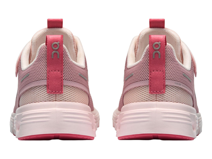 Tenis deportivos On Cloud Play 2 para niña en color rosa con cierre de velcro y suela blanca.