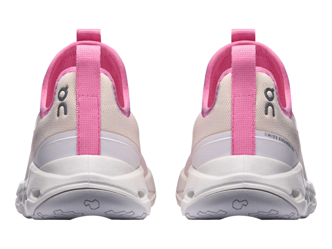 Tenis deportivos On Cloud Cloudleap para niña en color rosa y blanco con suela blanca.