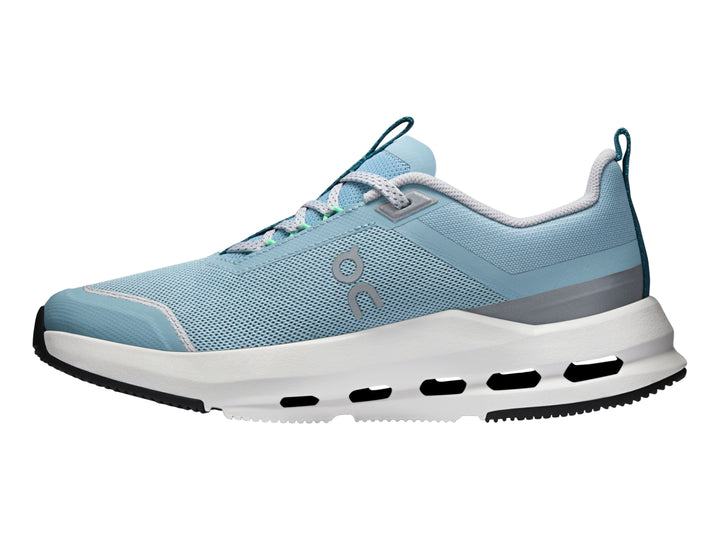 Tenis deportivos On Cloud Cloudnova Youth en color azul claro y blanco para niño.