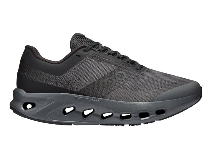 Tenis deportivos On Cloud Cloudsurfer Youth en color negro y gris oscuro para niño.