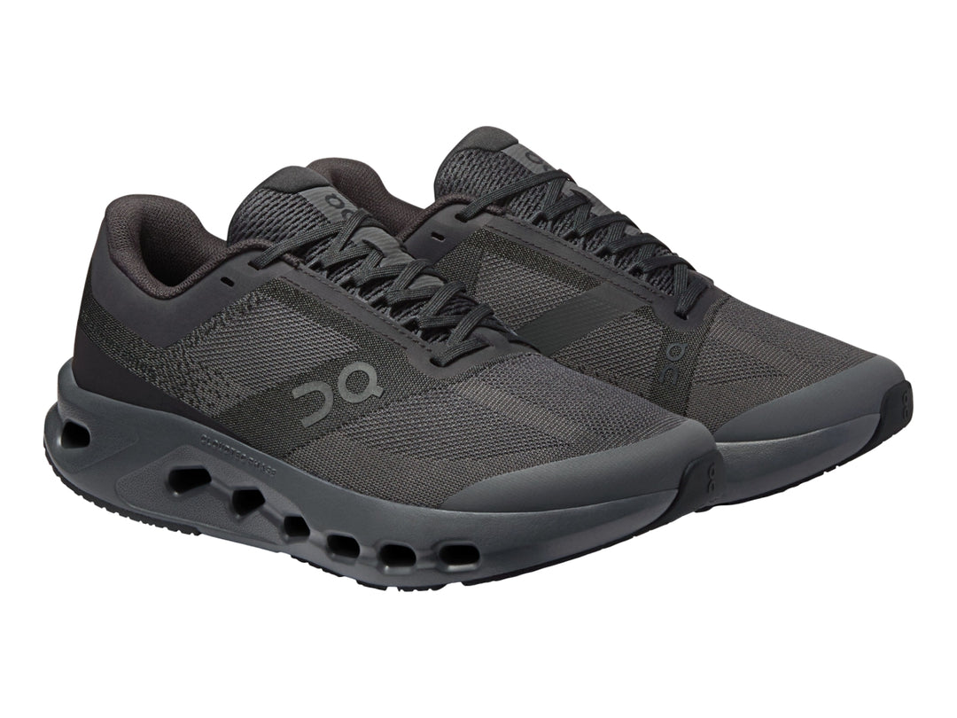 Tenis deportivos On Cloud Cloudsurfer Youth en color negro y gris oscuro para niño.