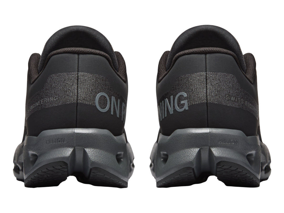 Tenis deportivos On Cloud Cloudsurfer Youth en color negro y gris oscuro para niño.