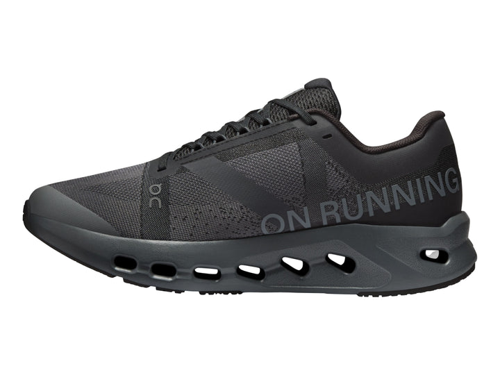 Tenis deportivos On Cloud Cloudsurfer Youth en color negro y gris oscuro para niño.