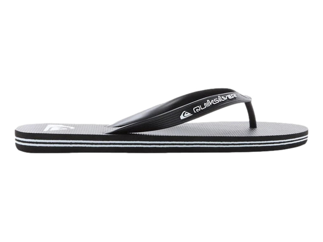 Sandalia Quiksilver Moncata Core color negro con una línea blanca decorativa en la suela.