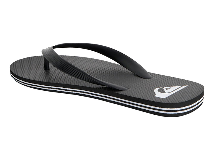 Sandalia Quiksilver Moncata Core color negro con una línea blanca decorativa en la suela.