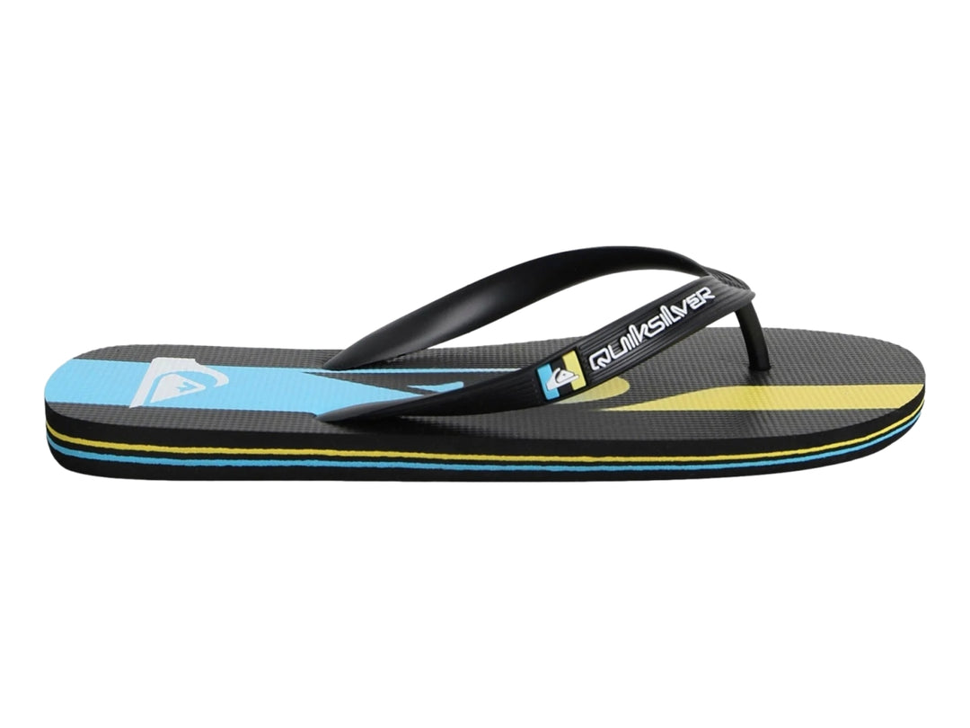 Sandalia de dedo Quiksilver color negro con franjas decorativas en azul y amarillo.