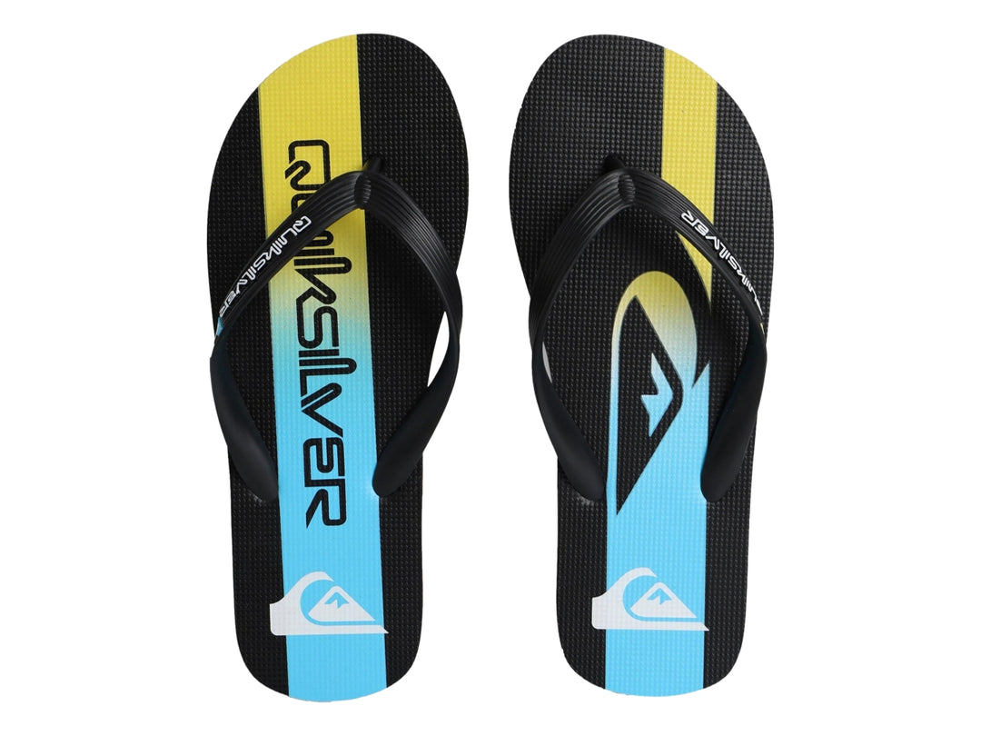 Sandalia de dedo Quiksilver color negro con franjas decorativas en azul y amarillo.