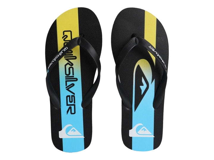 Sandalia de dedo Quiksilver color negro con franjas decorativas en azul y amarillo.