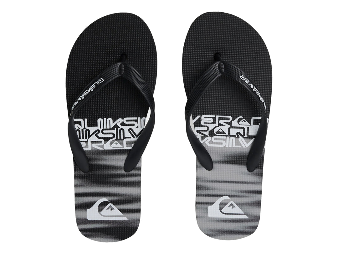 Sandalia de dedo Quiksilver en colores gris, negro y blanco con diseño gráfico en la plantilla.
