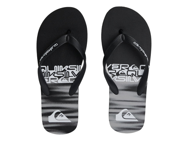 Sandalia de dedo Quiksilver en colores gris, negro y blanco con diseño gráfico en la plantilla.