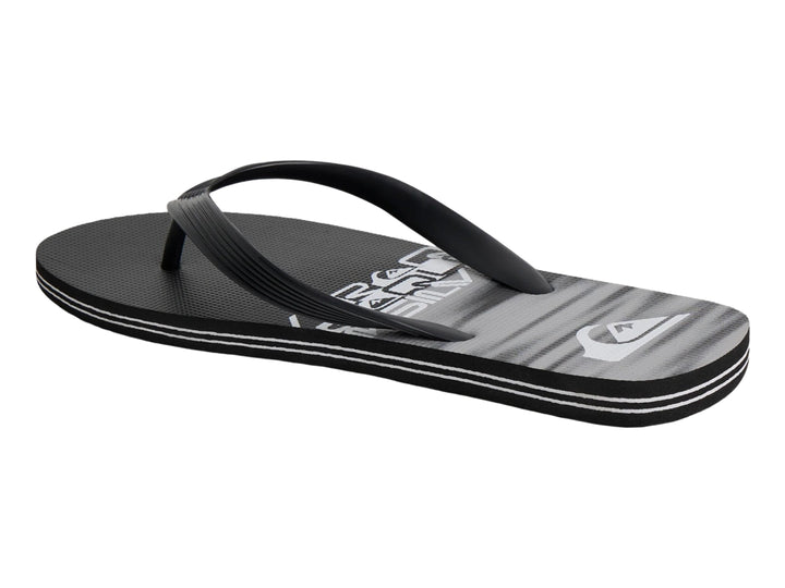 Sandalia de dedo Quiksilver en colores gris, negro y blanco con diseño gráfico en la plantilla.