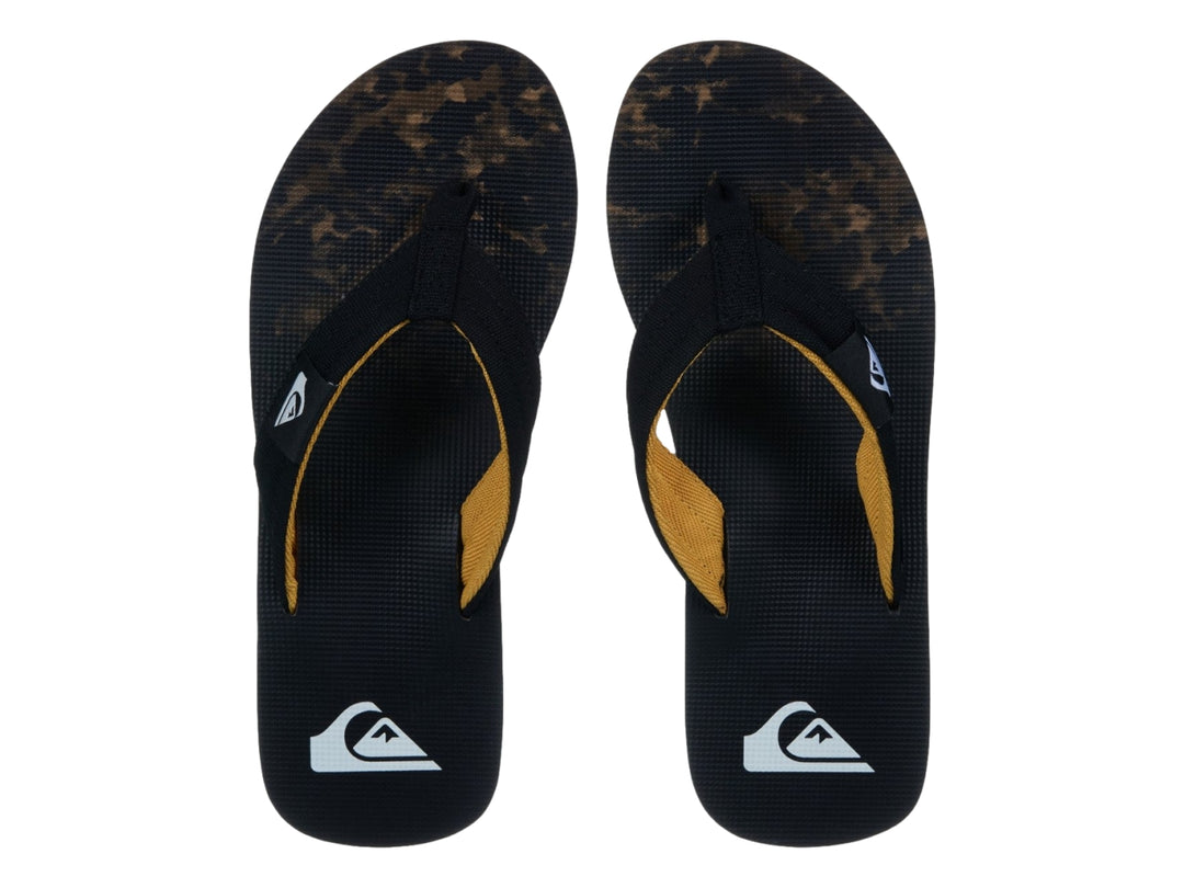 Sandalia Quiksilver Molokai Layback color negro con detalles en amarillo y una línea blanca en la suela.