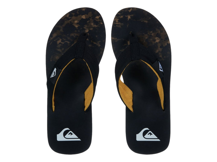 Sandalia Quiksilver Molokai Layback color negro con detalles en amarillo y una línea blanca en la suela.