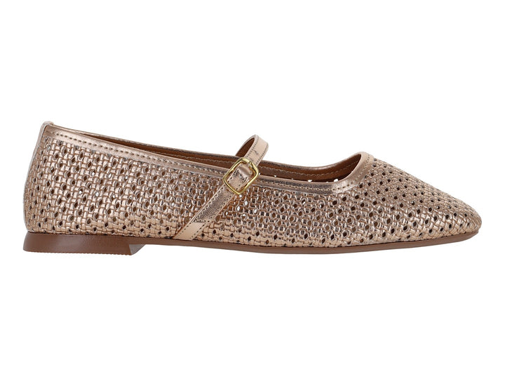 Zapatos planos Roze en color oro rosado con acabado tejido y correa con hebilla dorada.