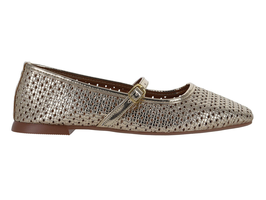 Zapato plano color oro inglés con acabado perforado y detalle de hebilla dorada.