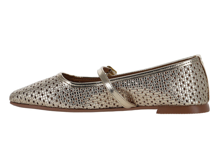 Zapato plano color oro inglés con acabado perforado y detalle de hebilla dorada.