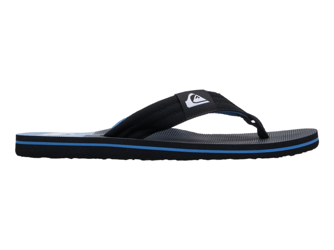 Sandalia Quiksilver Molokai Layback color negro con una línea azul en la suela.