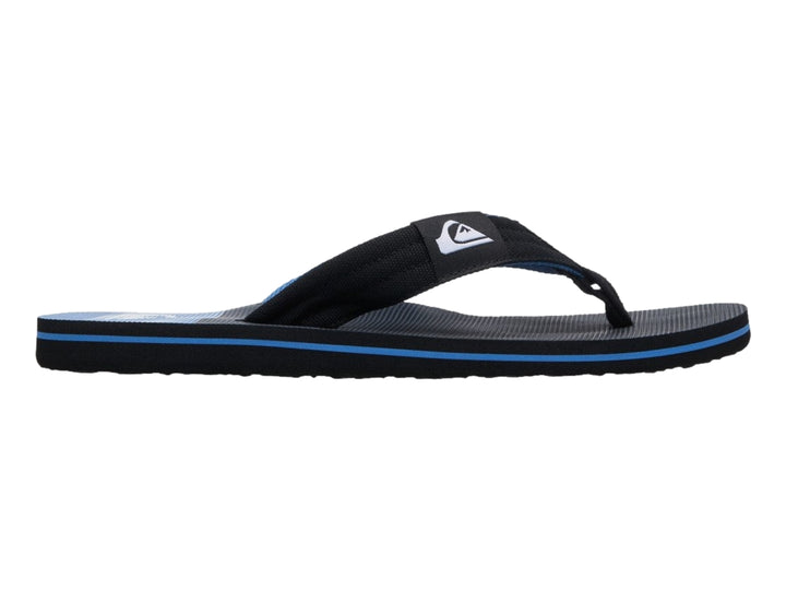 Sandalia Quiksilver Molokai Layback color negro con una línea azul en la suela.